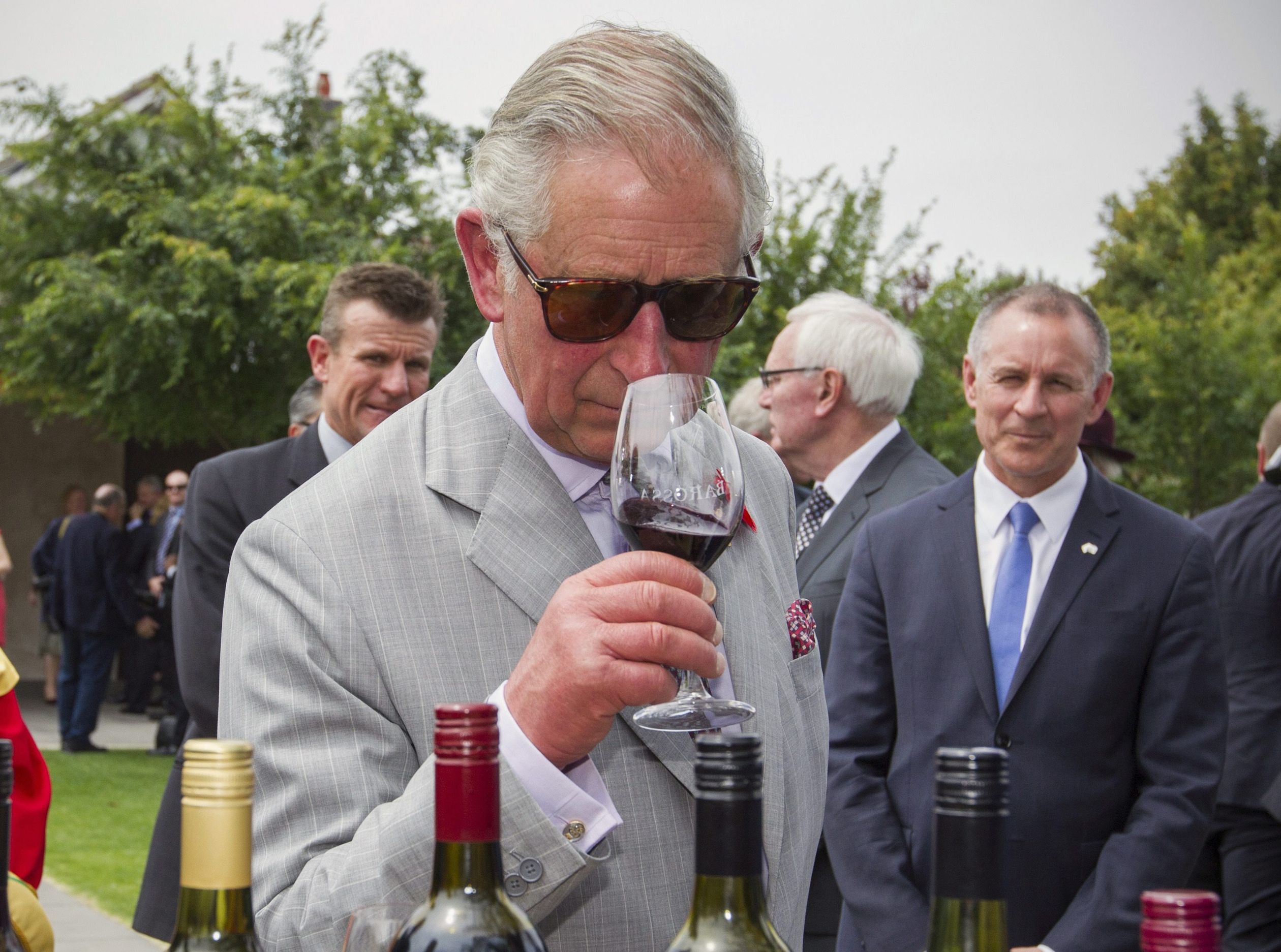 Tijdens een bezoek aan Australië in 2015 probeert Charles een wijntje.