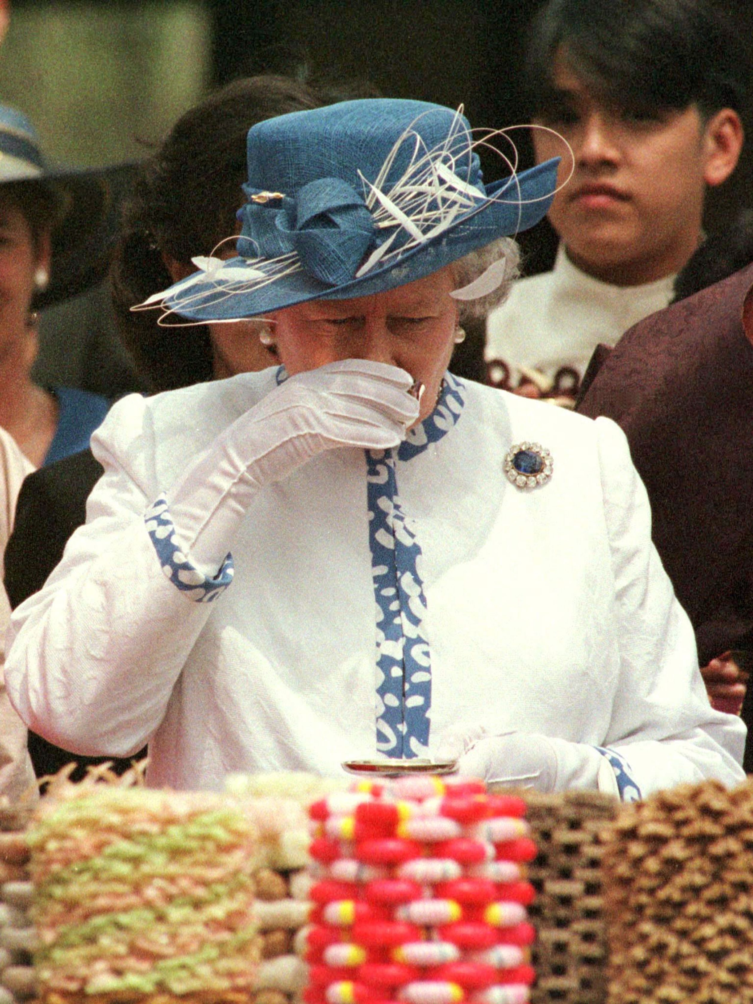 Rijst is niet alleen voor het eten. In 1999, tijdens een bezoek aan Zuid-Korea, slokt koningin Elizabeth een rijstwijn op.