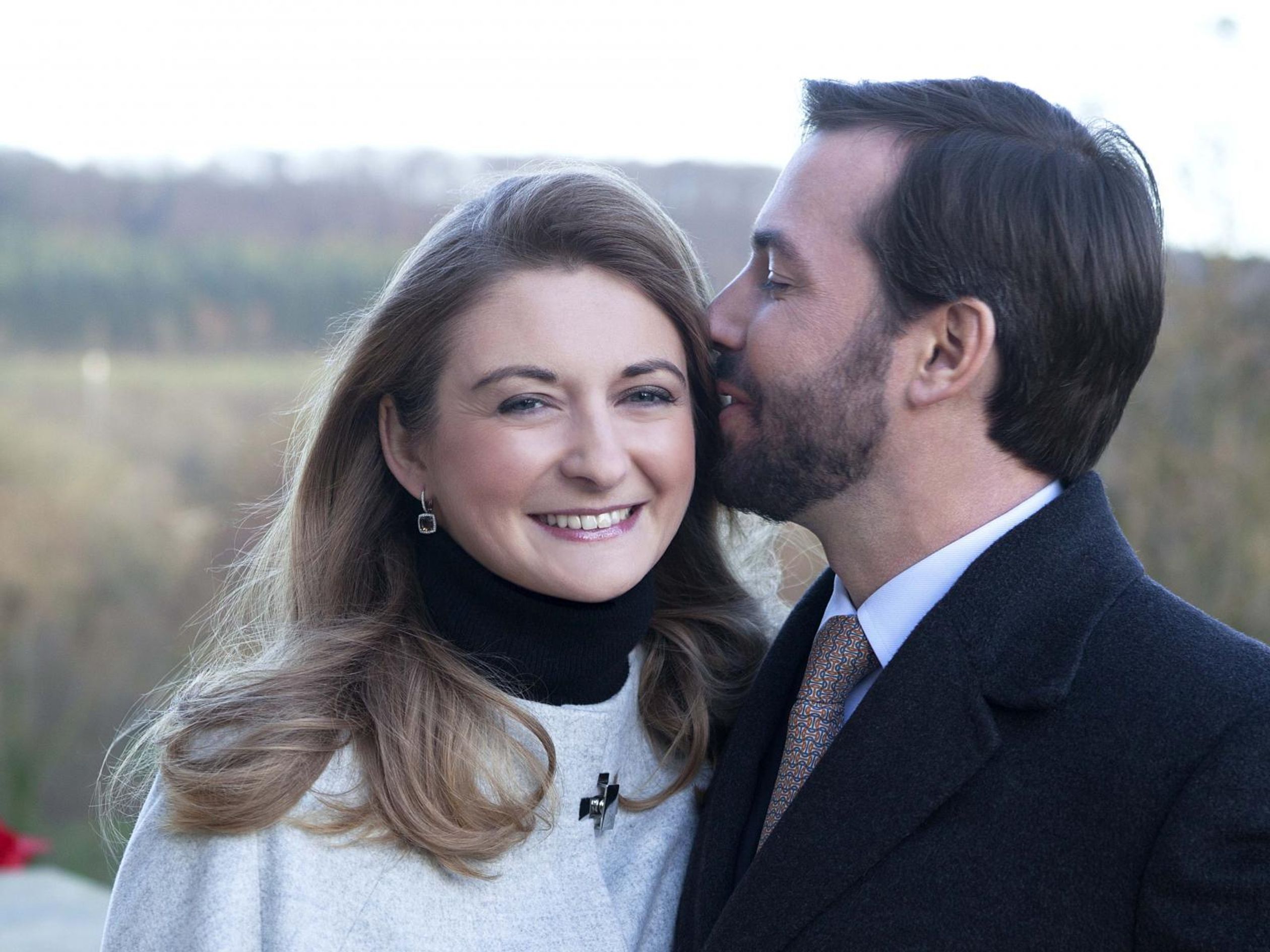 De Luxemburgse troonopvolger Guillaume is bijna 10 jaar getrouwd met zijn Stéphanie.