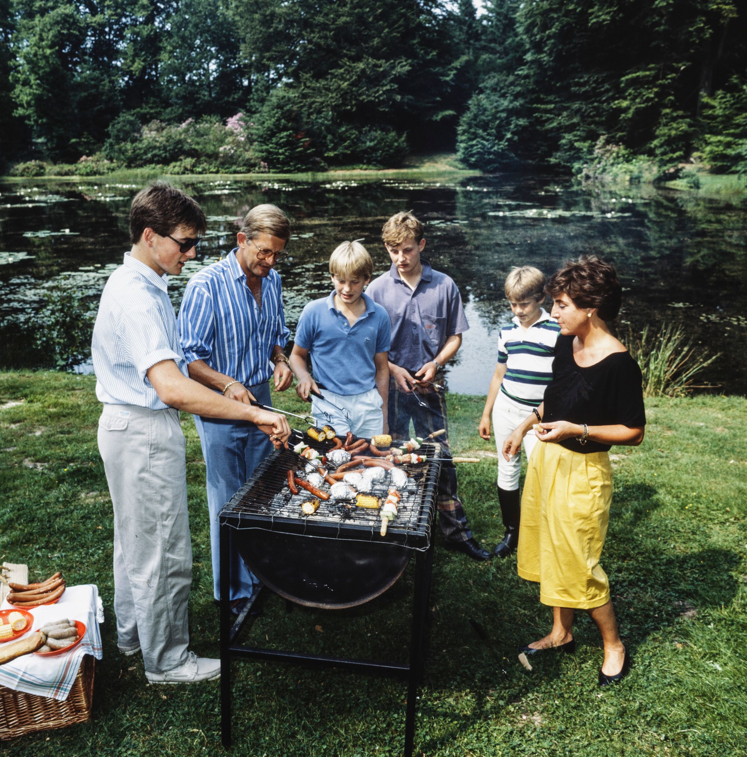 Het gezin van prinses Margriet en Pieter van Vollenhoven aan de barbecue tijdens een fotosessie in