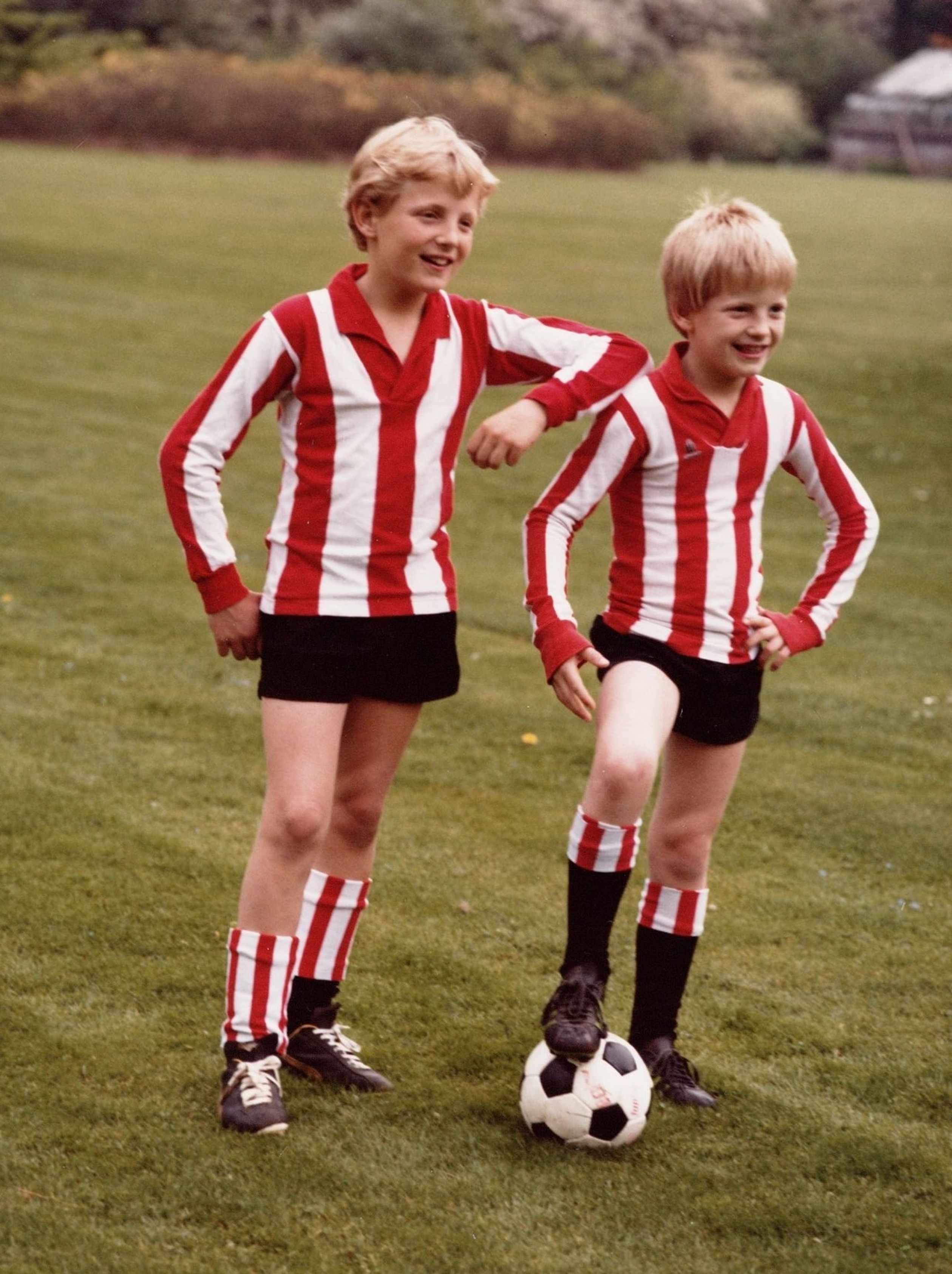 1981: De sportieve prins samen met broer Bernhard in hun voetbaltenue. (Foto: Max Koot - RVD)