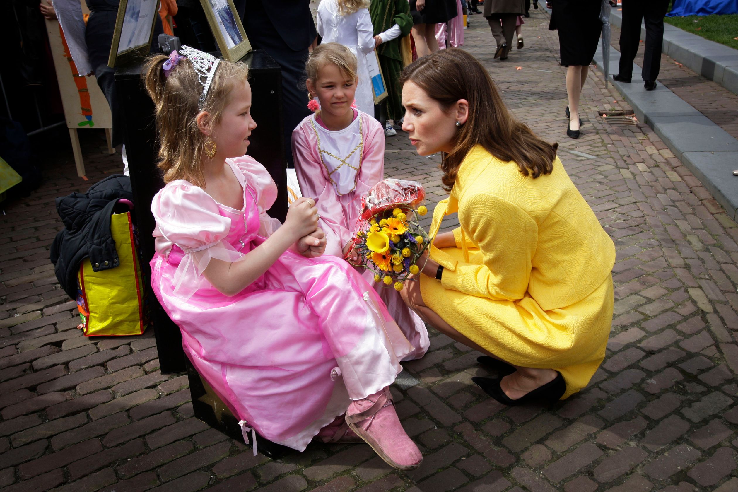 Prinses Aimée in gesprek met twee prinsesjes tijdens Koninginnedag 2008.