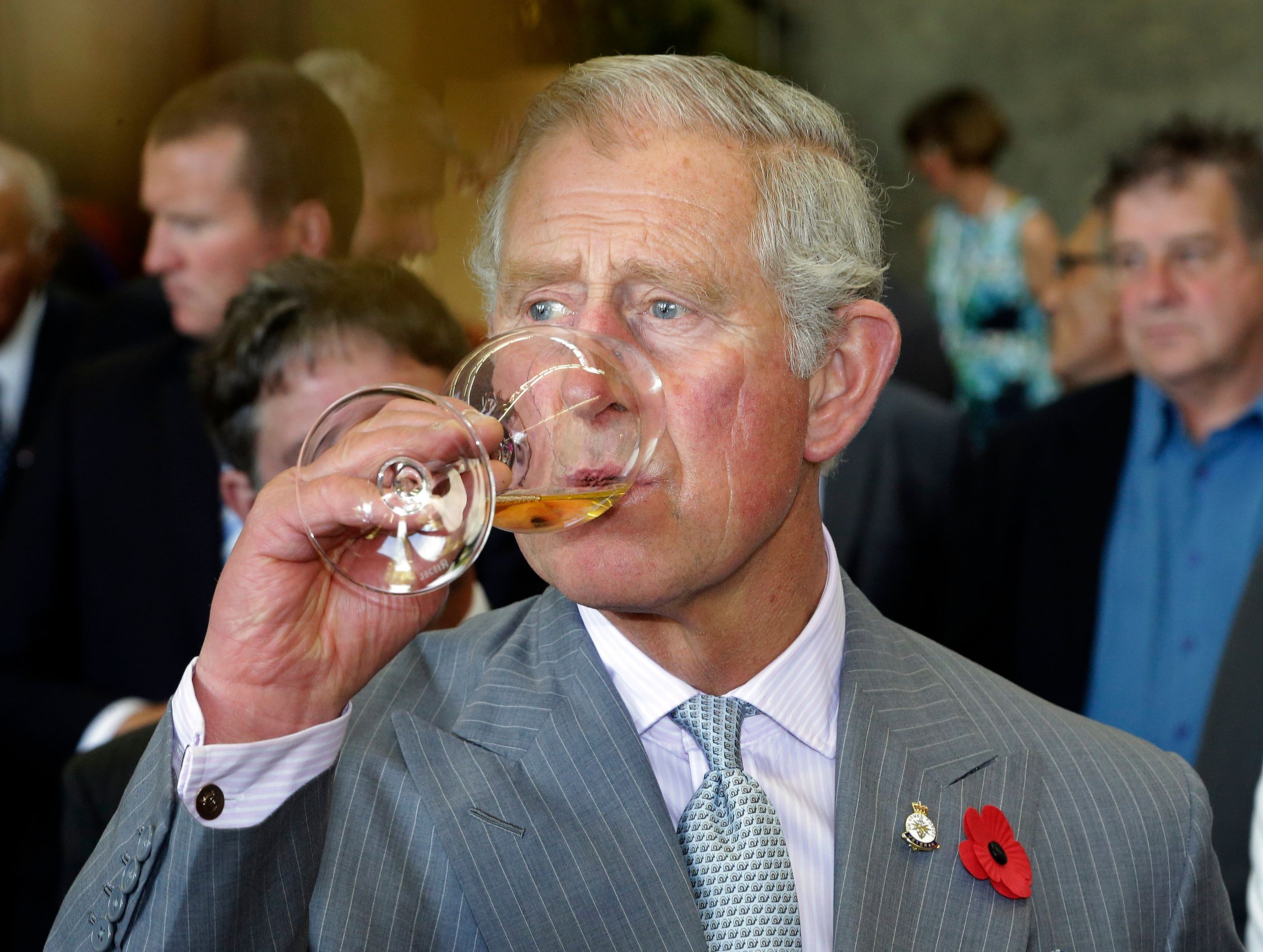 Prins Charles proeft lokale wijn tijdens een tweeweekse tour door Nieuw-Zeeland en Australië in
