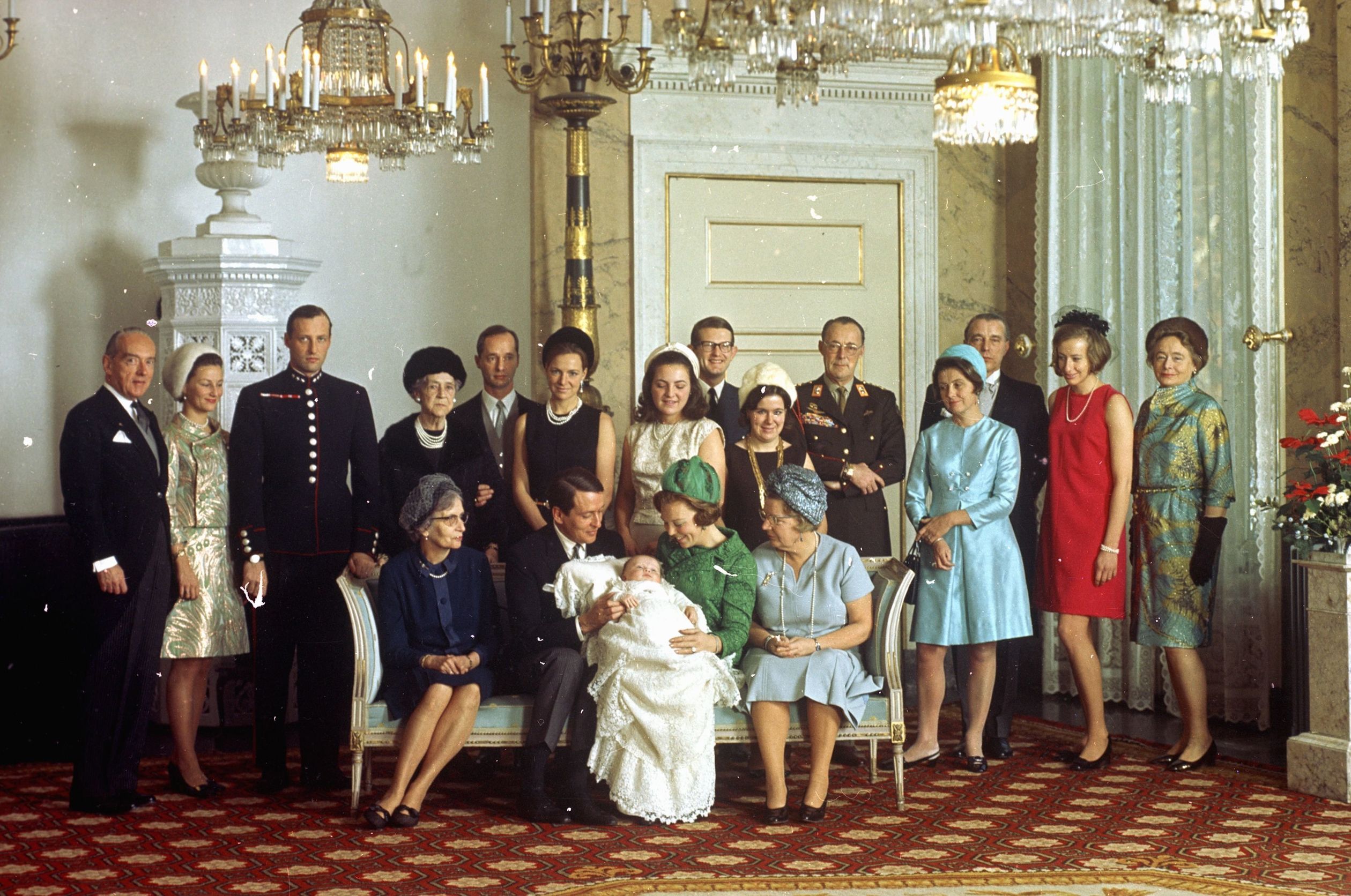 Officiële foto ter gelegenheid van de doop van prins Friso, 28 december 1968. Peetvader Harald en