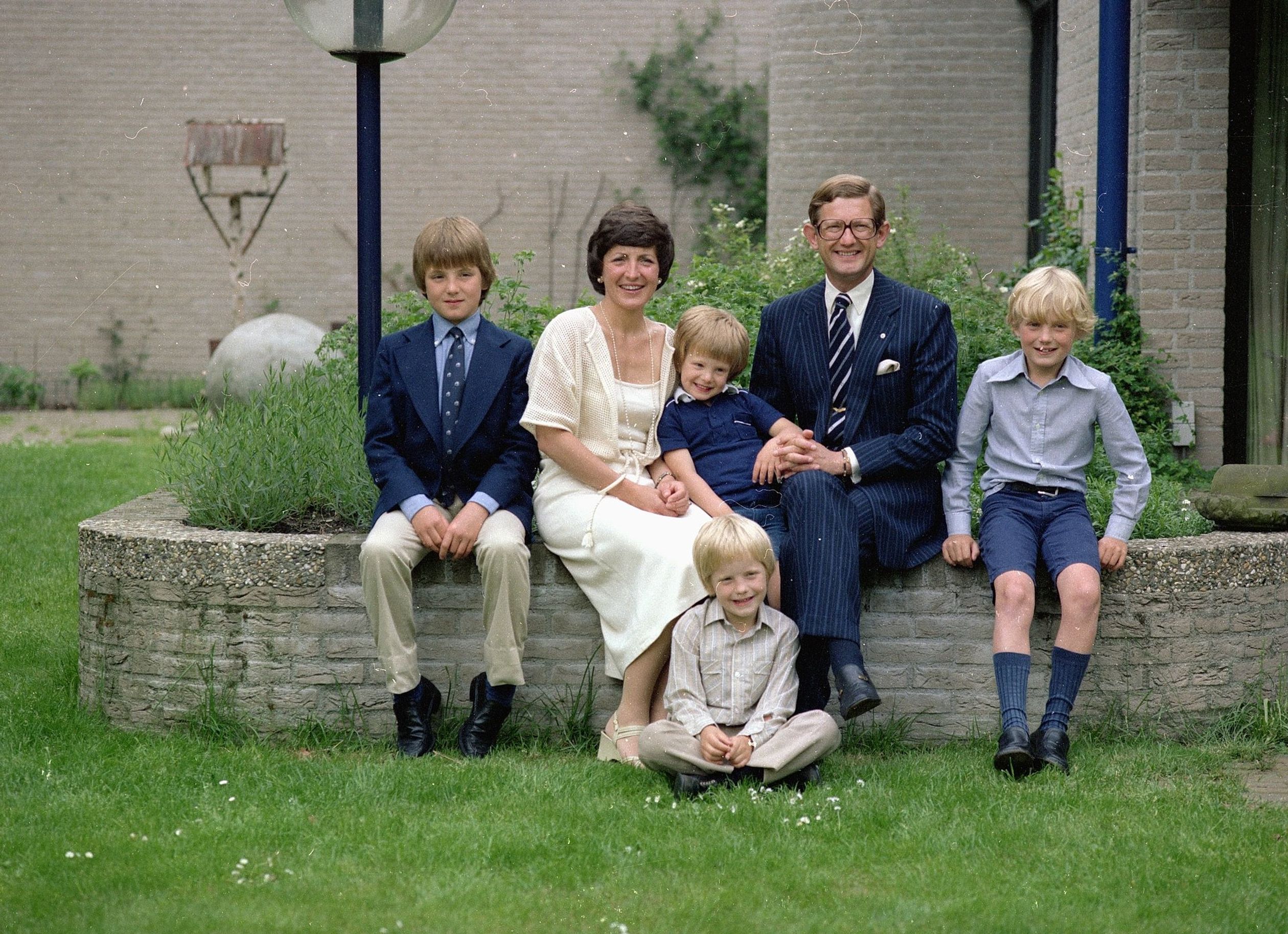 Een familiefoto in de tuin van Huis Het Loo, 1979. (Foto: Max Koot - RVD)