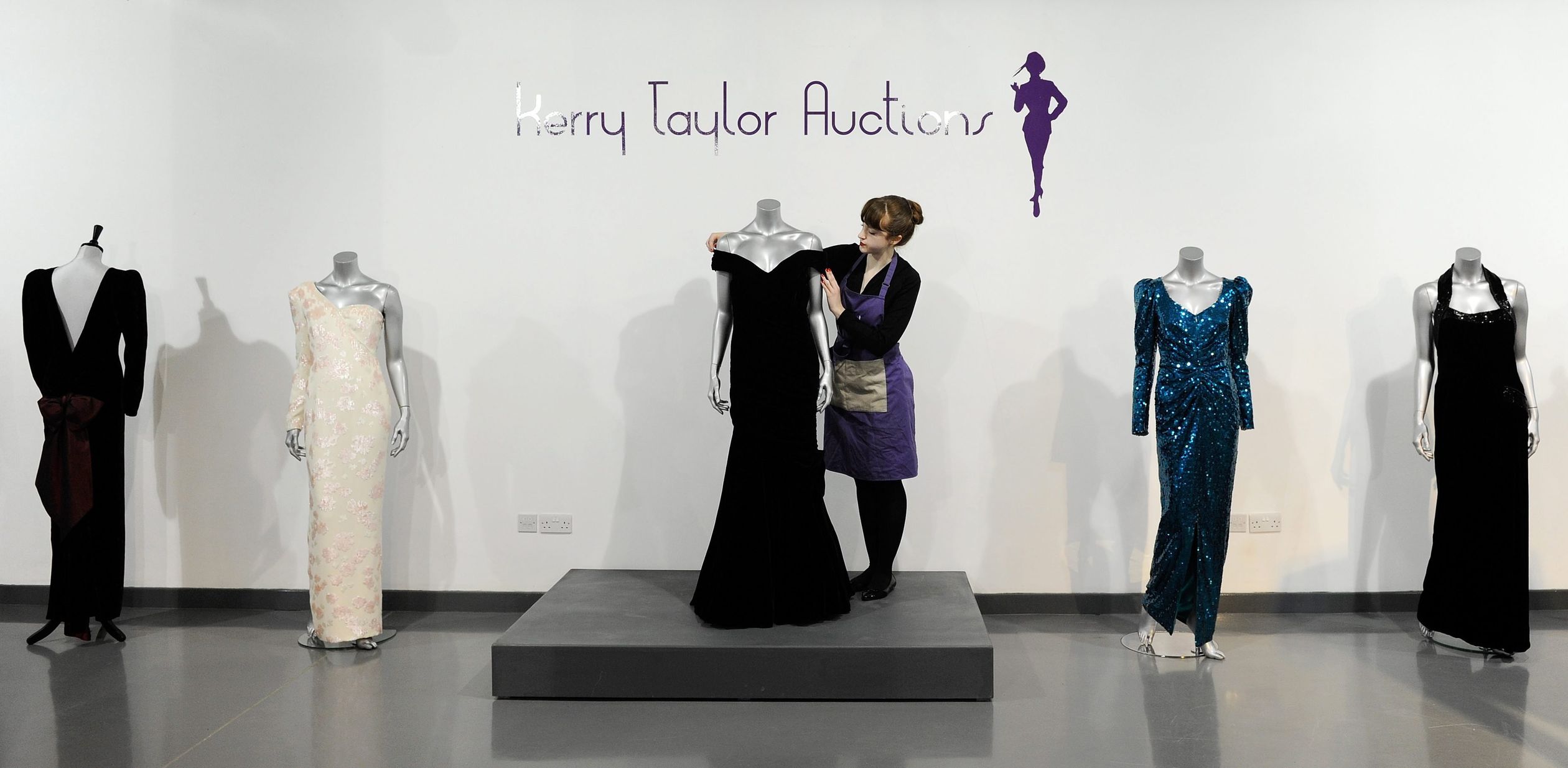 De jurk op een veiling vorig jaar in Londen, in het Kerry Taylor Auction house London.