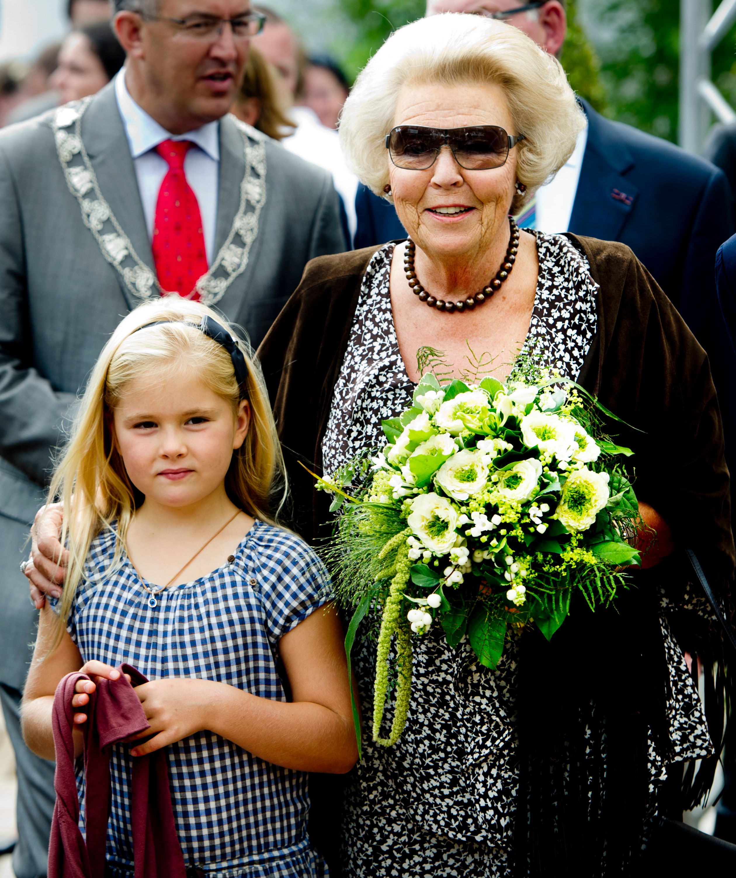 Amalia met haar oma Beatrix bij de Europese Kampioenschappen Dressuur in Rotterdam, 21 augustus 2011