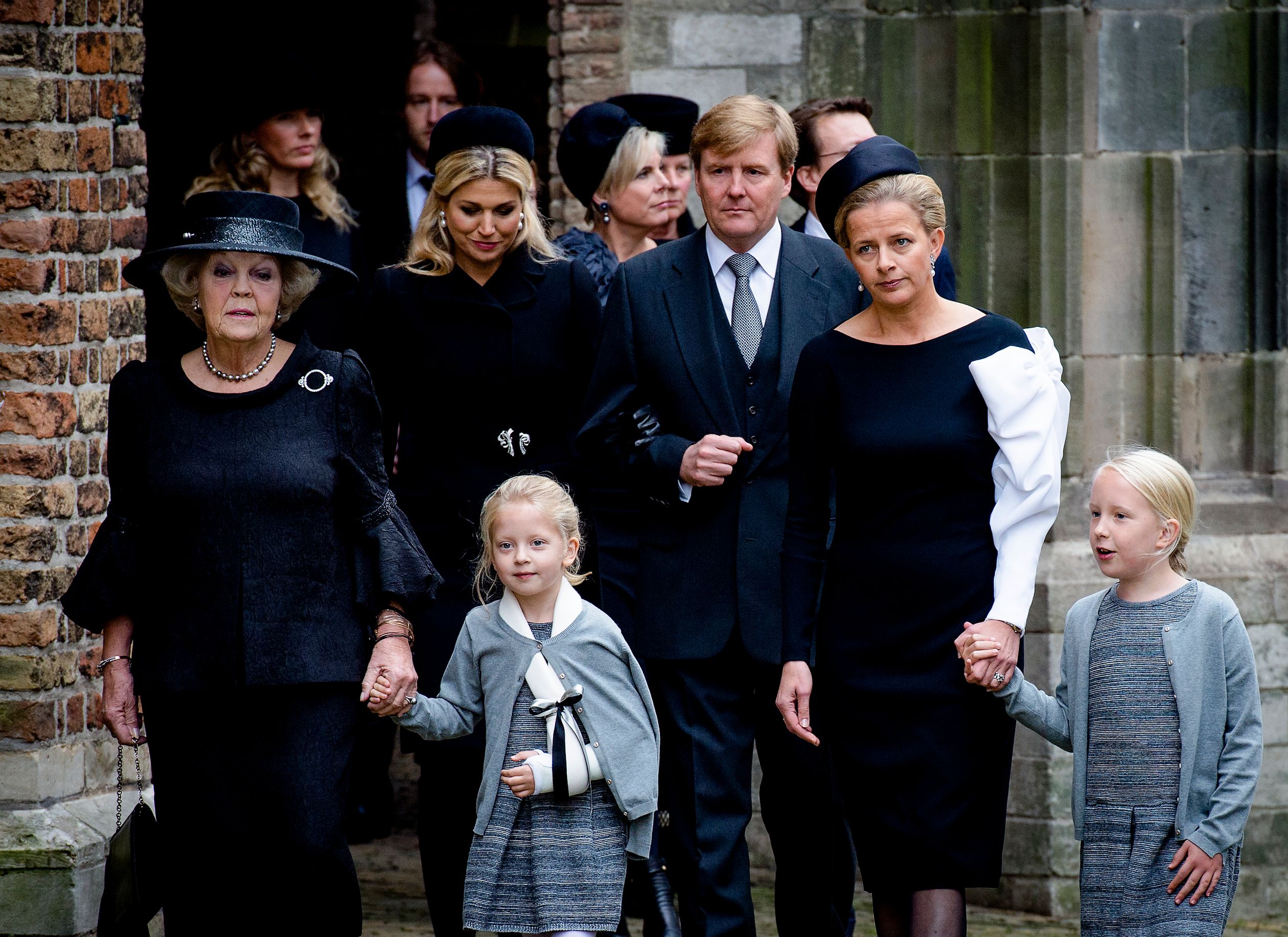 2013 -  Prinses Mabel draagt de jurk van Viktor&Rolf bij de herdenkingsdienst voor prins Friso in