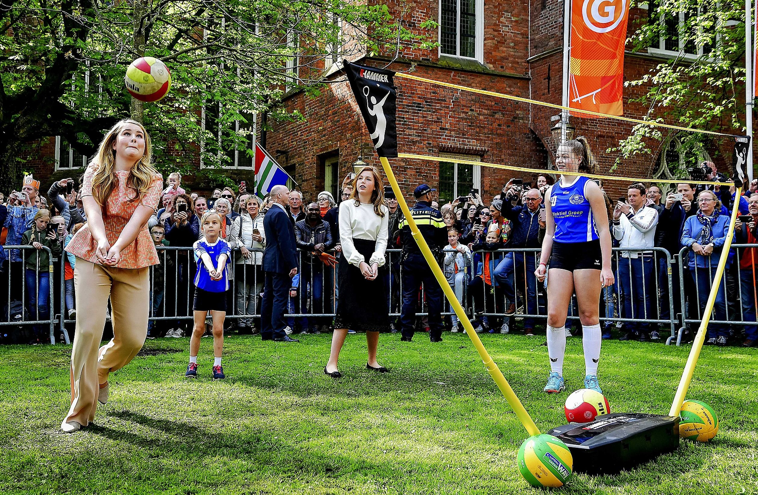 2018: Prinses Amalia speelt een potje volleybal tijdens Koningsdag.