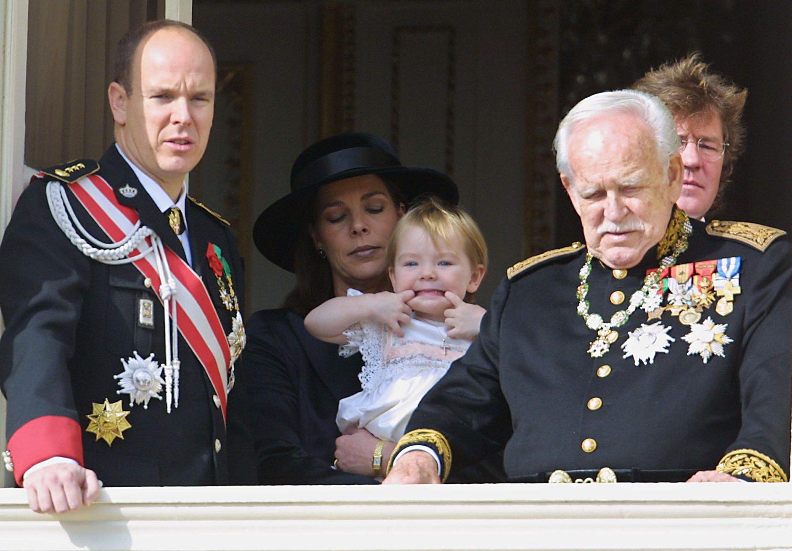 Prinses Caroline met haar dochter Alexandra en haar vader prins Rainier en broer Albert in 2001.