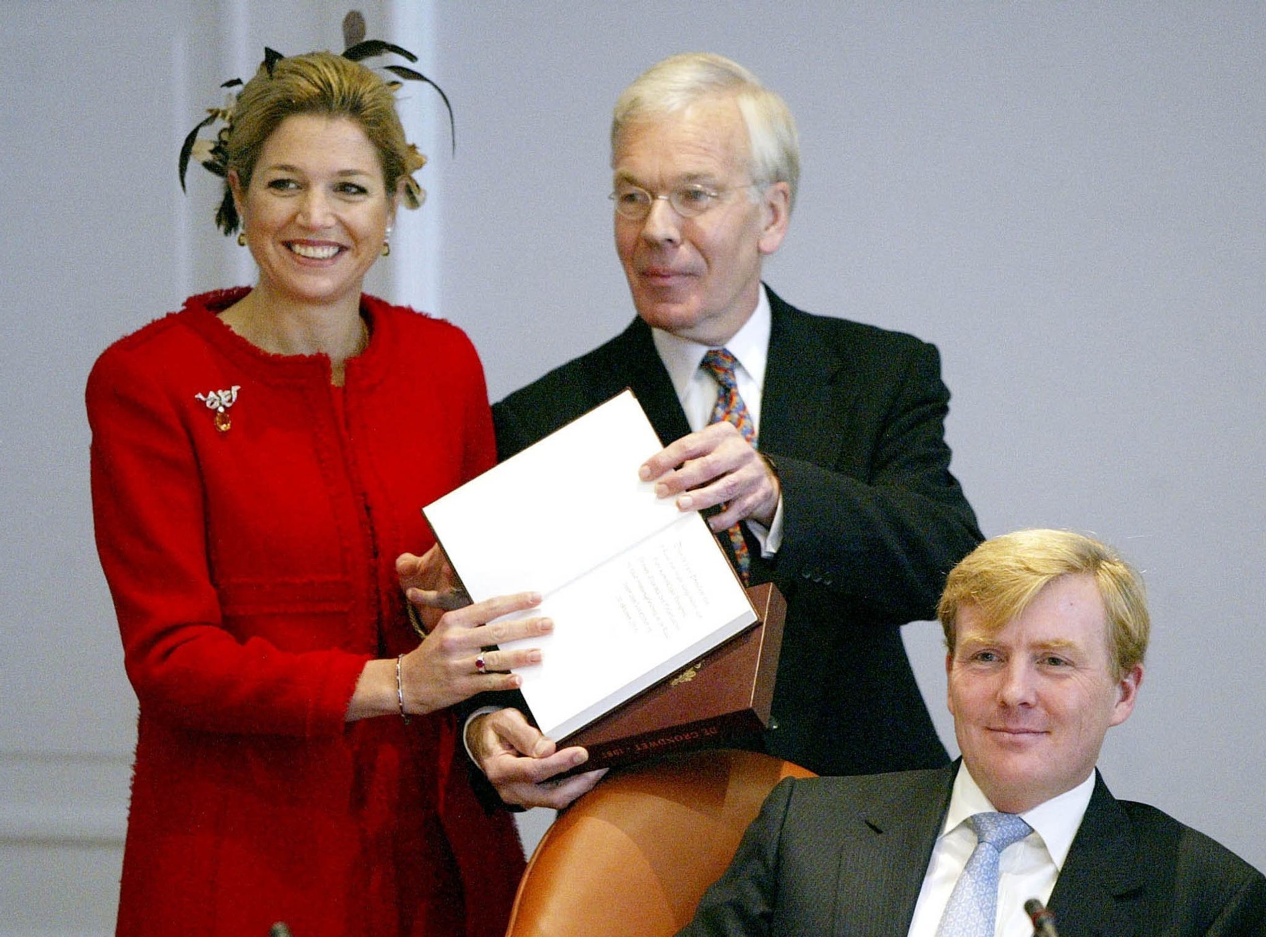 Vice-voorzitter Herman Tjeenk Willink van de Raad van State overhandigde op 20 oktober 2004 de