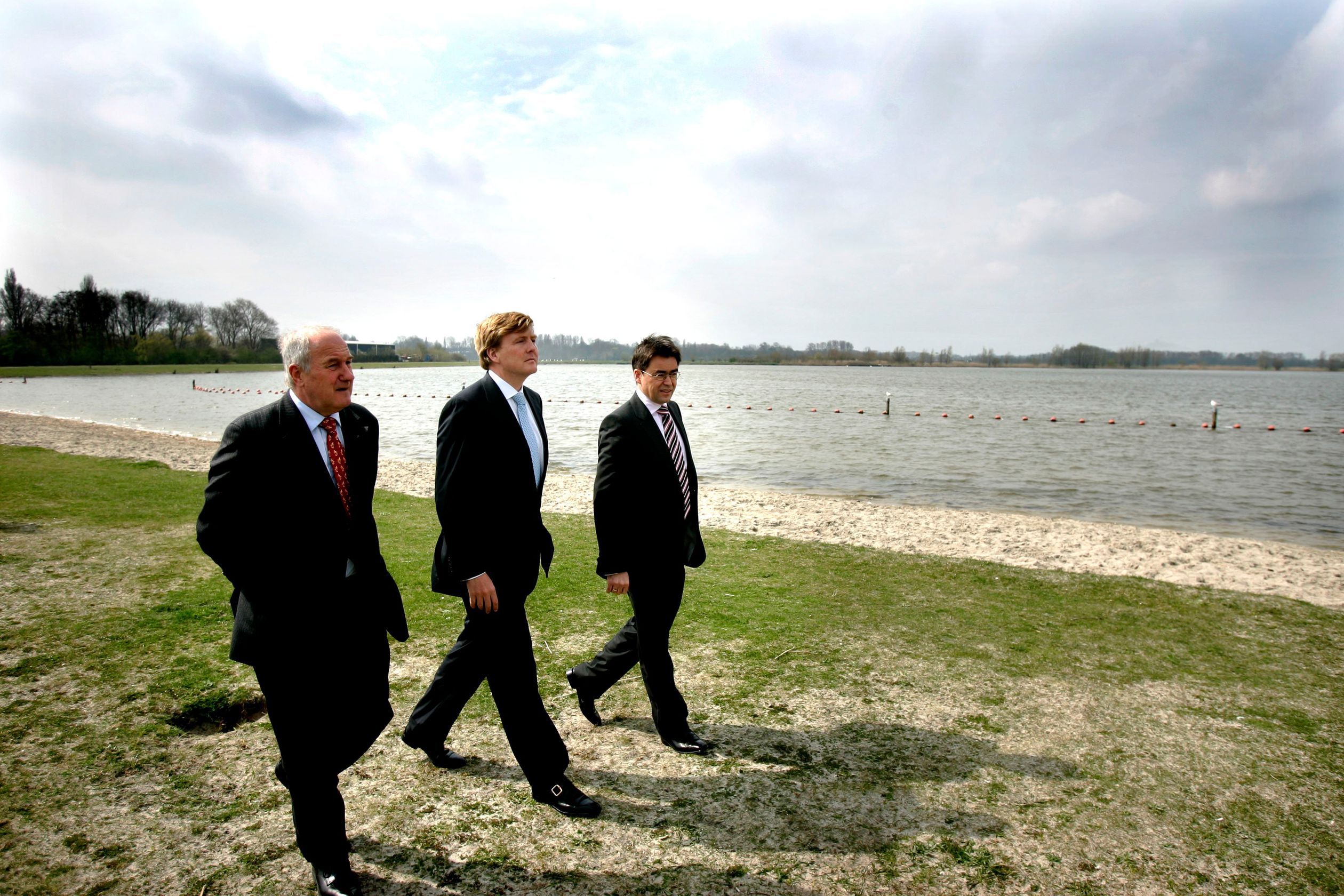 Prins Willem-Alexander loopt in 2006 langs het Valkenburgse meer met Jos Wienen (rechts), dan nog