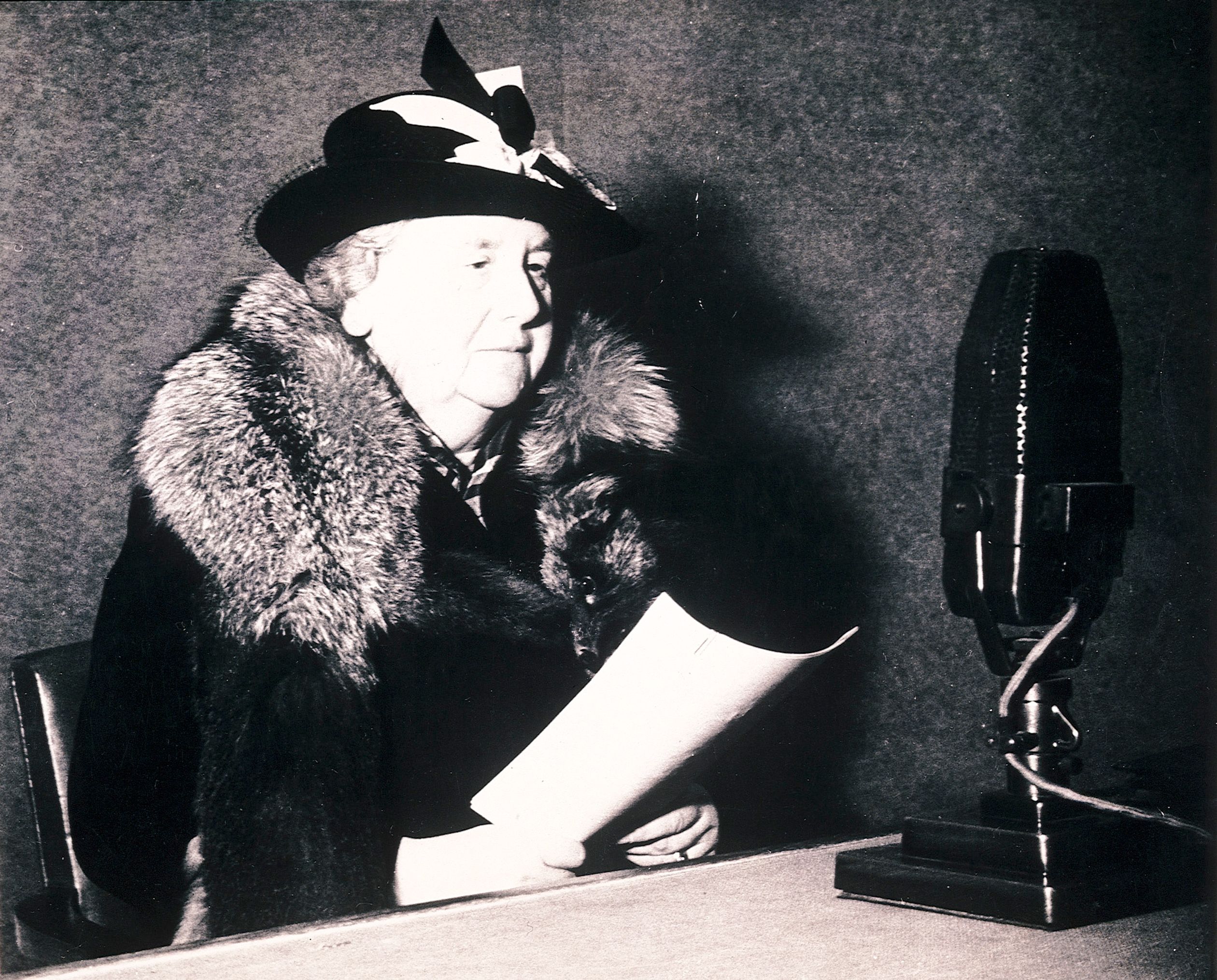 Koningin Wilhelmina tijdens een van haar toespraken voor Radio Oranje.