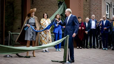 Koningin Máxima opent Van Gogh Village Museum in Nuenen