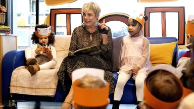 Lief! Open monden en dikke knuffels voor prinses Laurentien tijdens Voorleesontbijt
