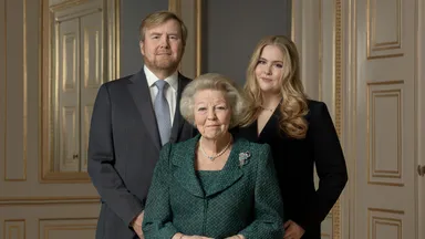 Jarige prinses Beatrix poseert met zoon en kleindochter