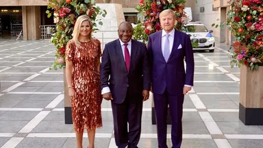 Tijd voor de contraprestatie! Koningin Máxima schittert in bronzen set