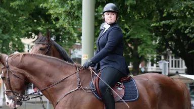 Kijk! Prinses Amalia oefent te paard voor rijtoer Prinsjesdag