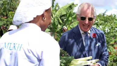 Foto's: Relaxte Charles en Camilla zetten voet in zonnig Kenia