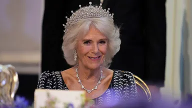 Wauw! Camilla schittert met favoriet diadeem van Elizabeth
