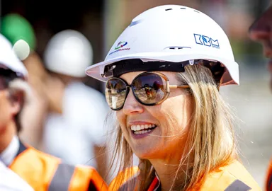 Helm op en gaan! Koningin Máxima bezoekt bouwplaats