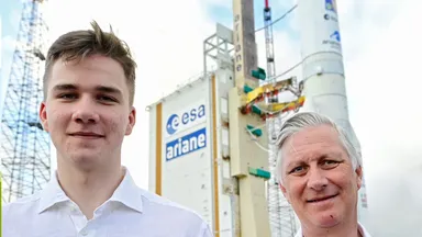 Koning Filip en prins Gabriël bezoeken lanceerplek ruimtesonde