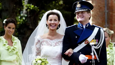 Uit de archieven: Frans Hoogendoorn over trouwjurk van prinses Anita