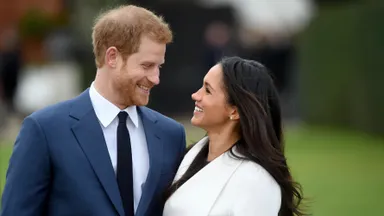 Foto's: Harry en Meghan poseren en tonen verlovingsring
