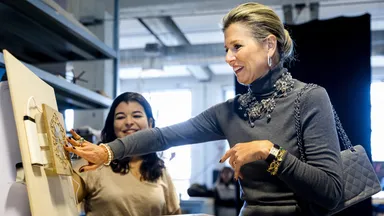 Koningin Máxima is verre van een grijze muis in deze monochrome outfit