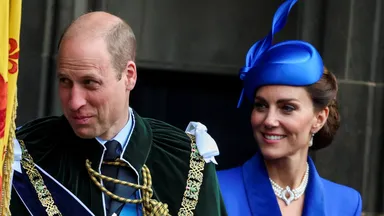 Catherine en William arriveren bij dankdienst voor Charles in Schotland