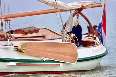 Prinses Beatrix maakt vaartochtje met gerestaureerde Groene Draeck