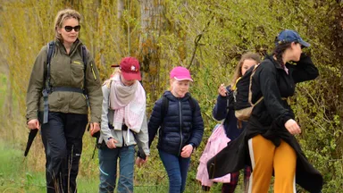Filip en Mathilde lopen beroemde wandeltocht met kinderen