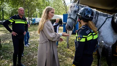 Prinses Amalia ontmoet ruiters en paarden in aanloop naar Prinsjesdag