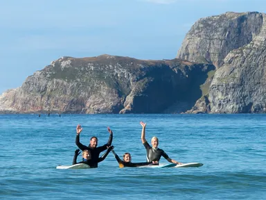 Video: Haakon en Mette-Marit surfen met de kinderen