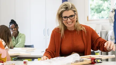 Kijk: Koningin Máxima borduurt nieuwe gordijnen voor paleis