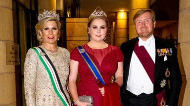 Video: koningspaar en prinses Amalia stralen in Jordanië