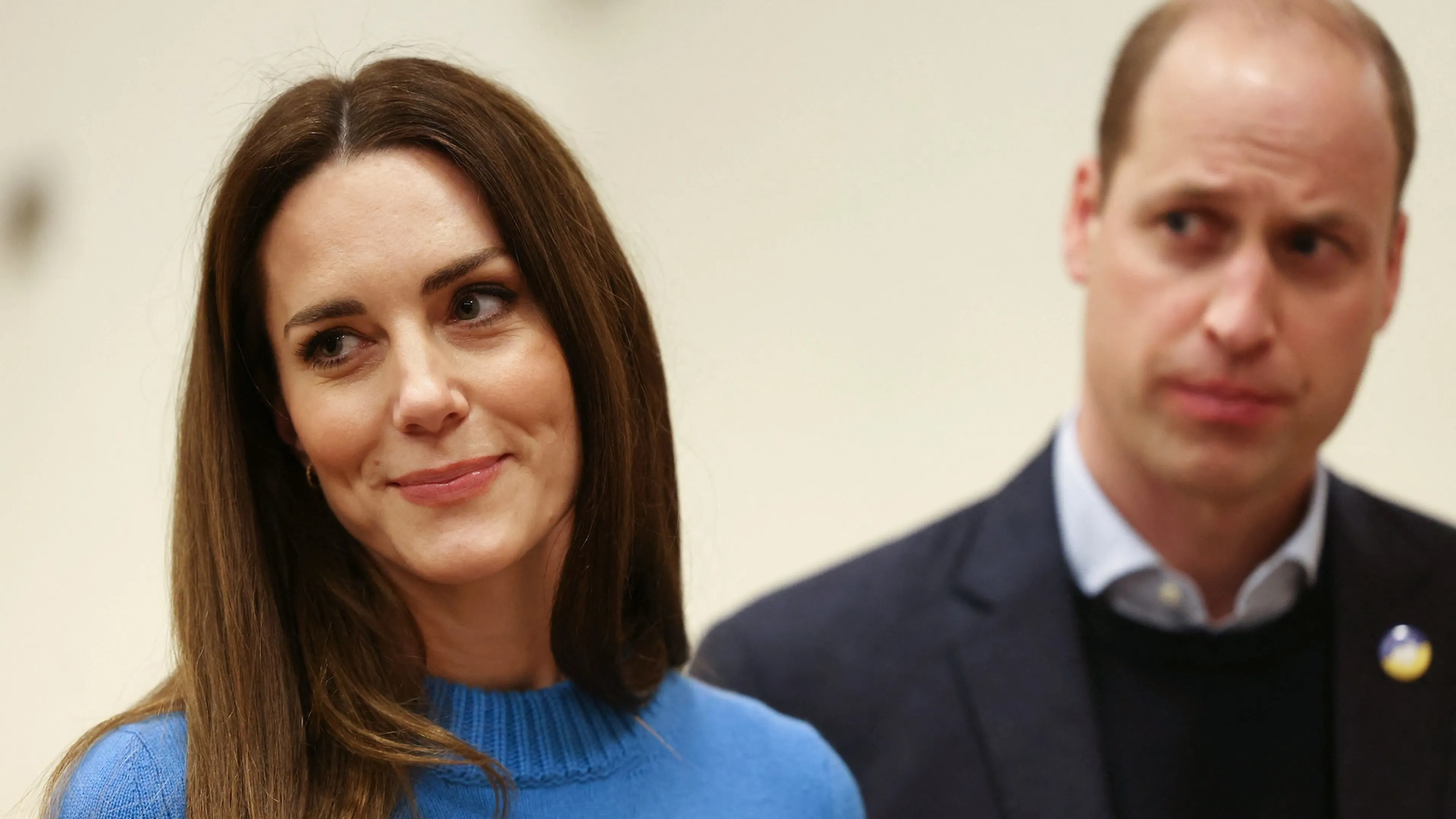 William en Catherine pakken dozen in voor vluchtelingen