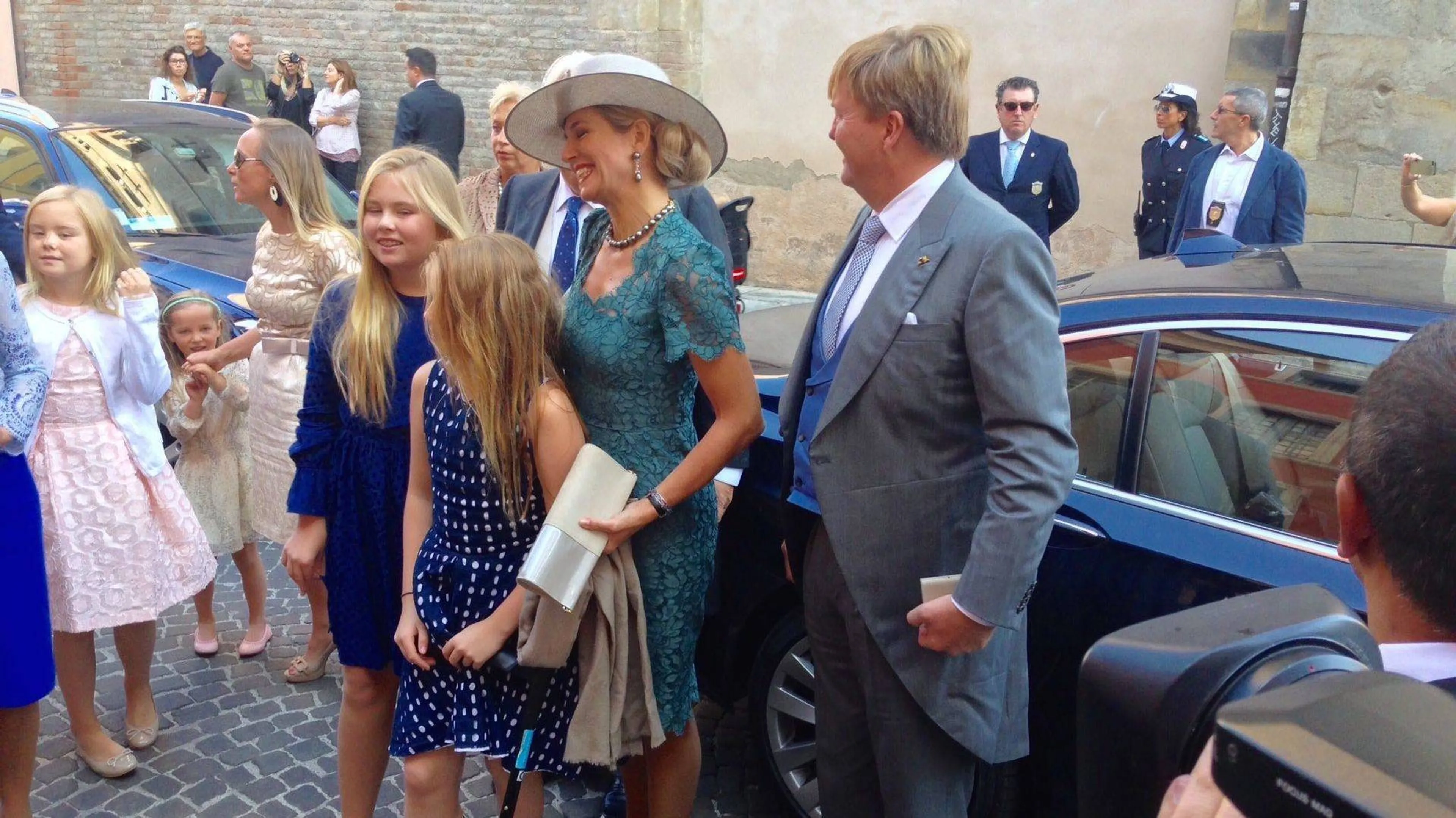 Video: Koning met gezin bij doop Carlos jr