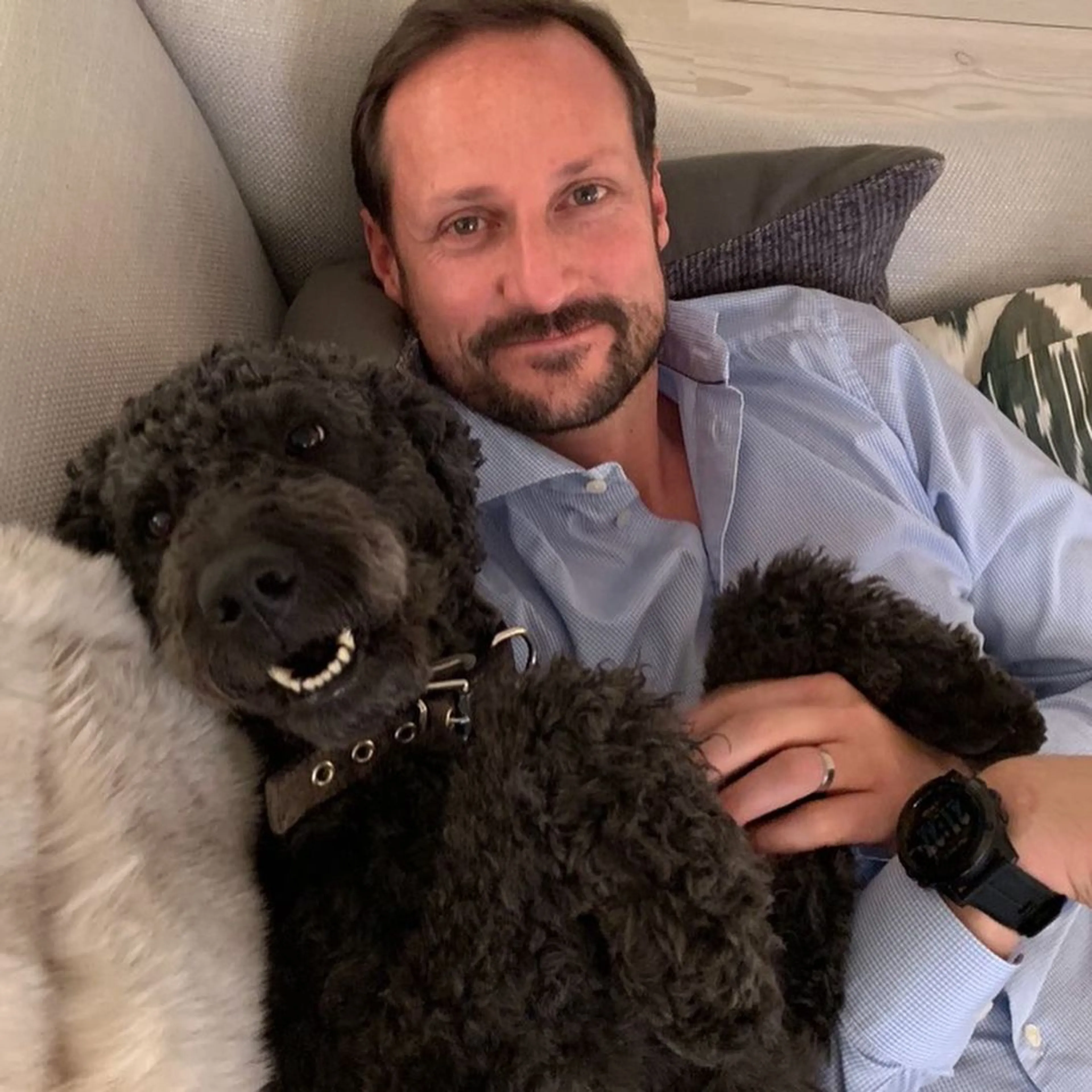 Prins Haarkon met hun hond.