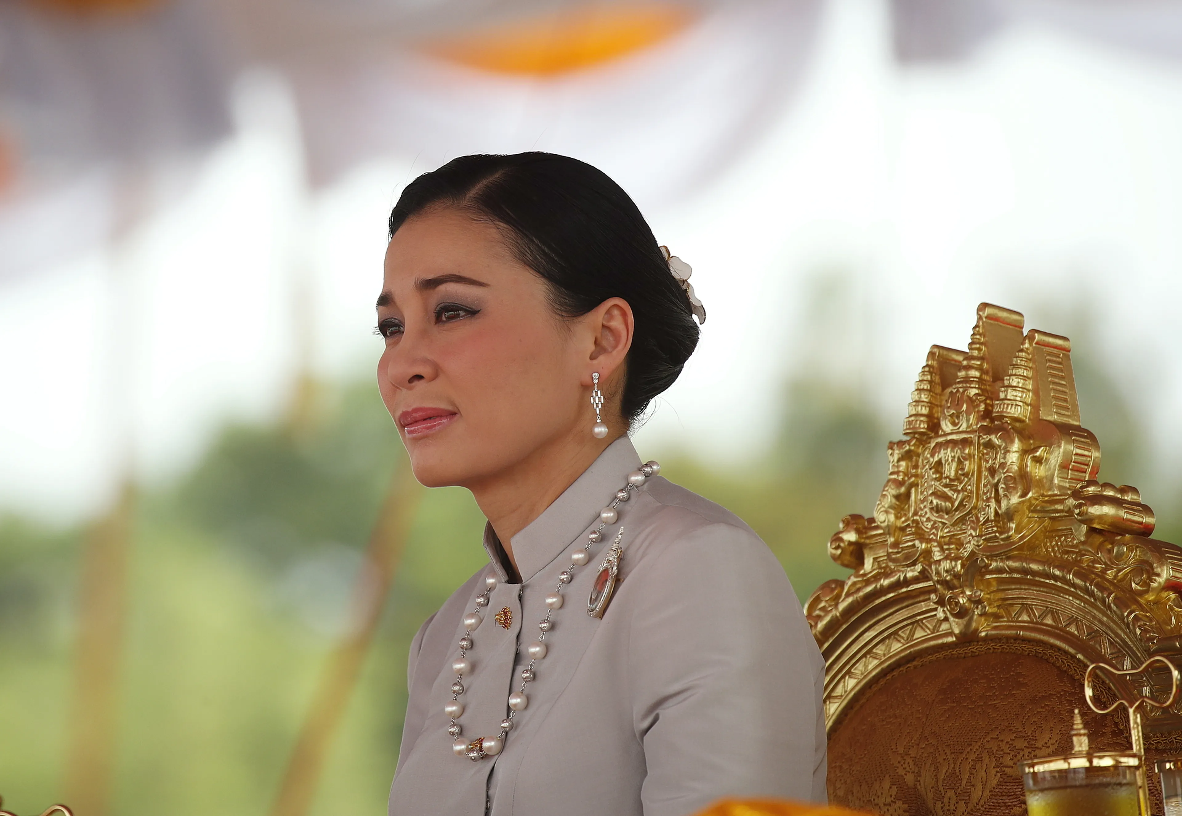Thaise koningin Suthida pakt haar biezen