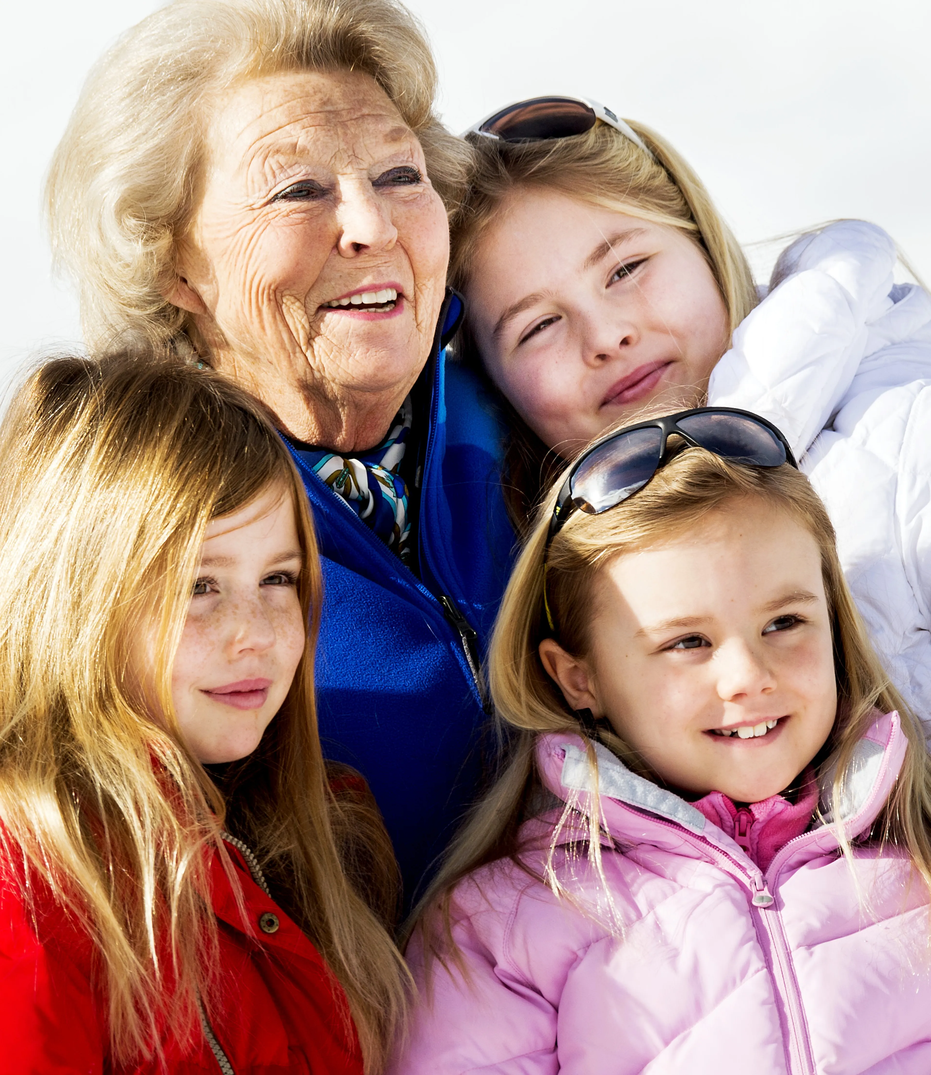 Een lieve foto van prinses Beatrix met Amalia, Alexia en Ariane.