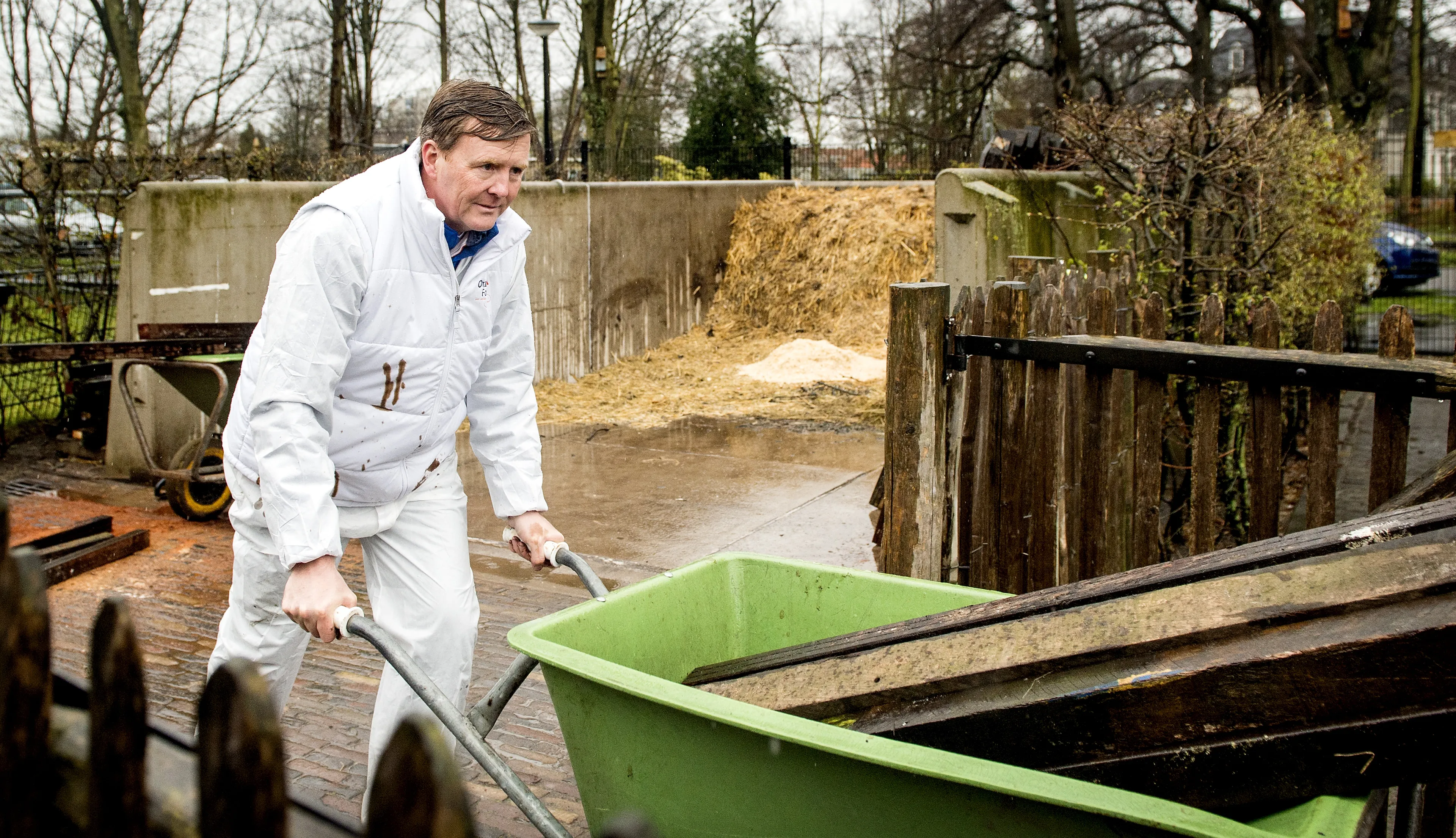 Koning Willem-Alexander in de tuin aan het werk.