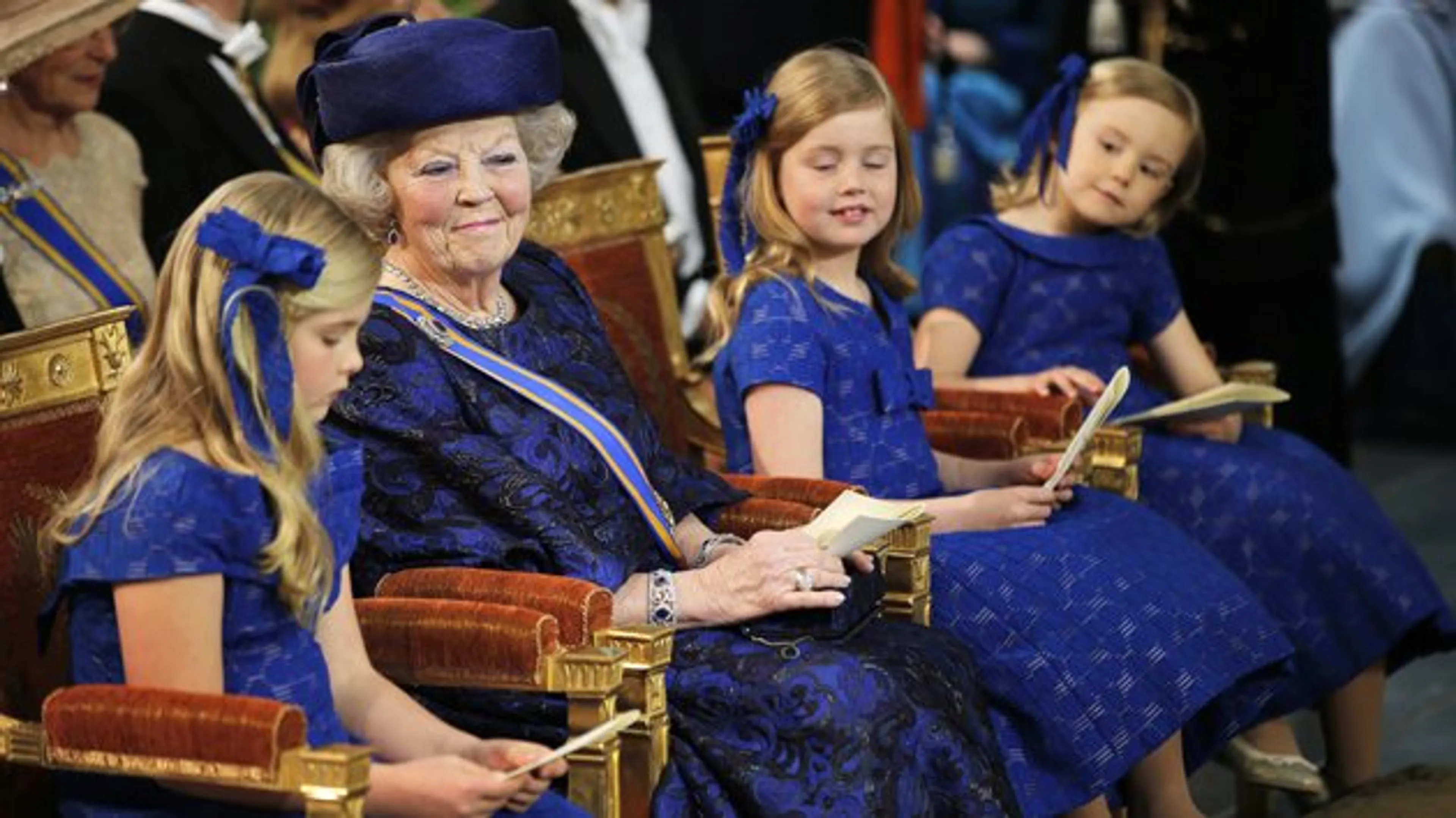 Beatrix met drie van haar kleindochters tijdens de inhuldiging van koning Willem-Alexander in 2013.