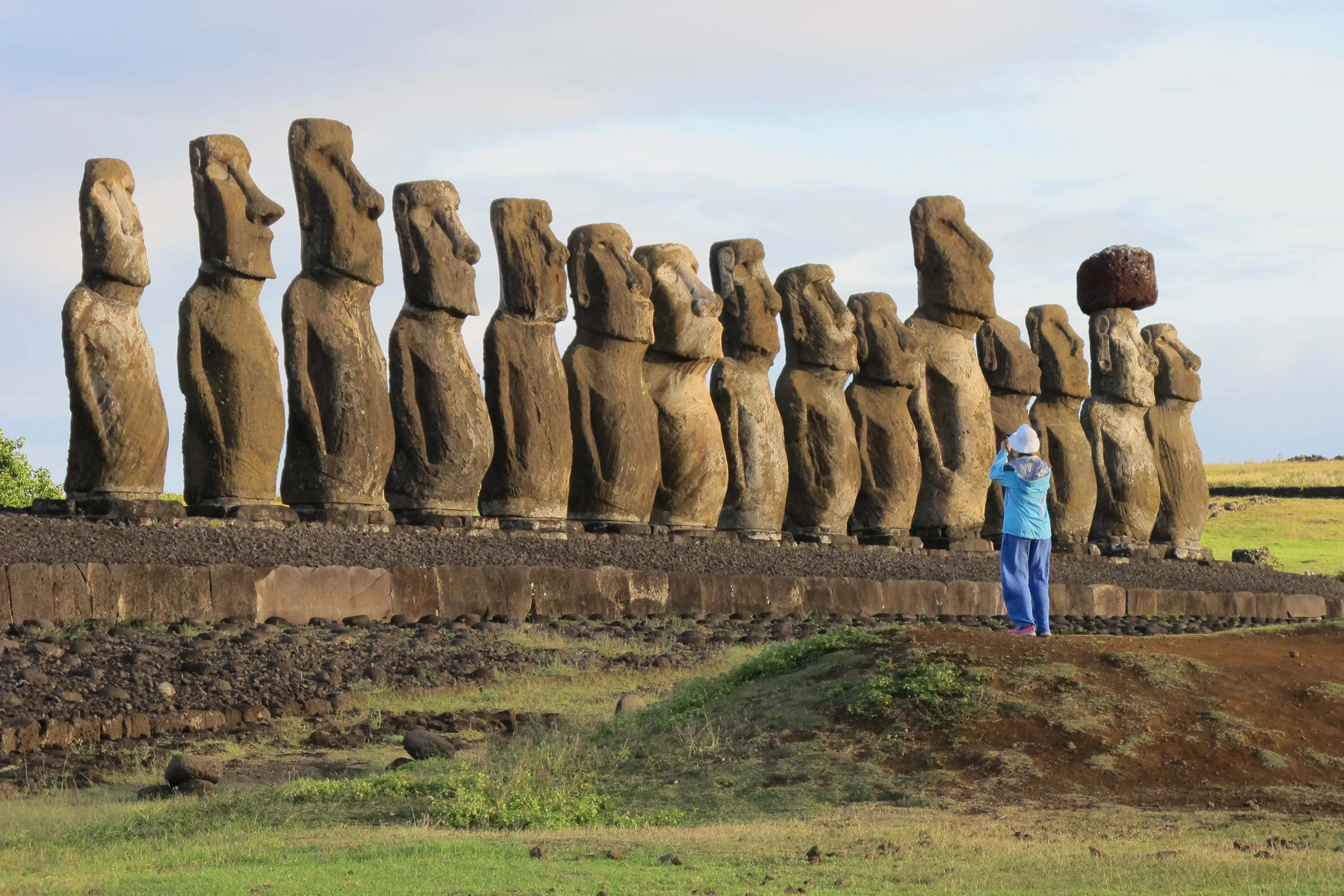 Sonja bij de beelden van het Paaseiland.