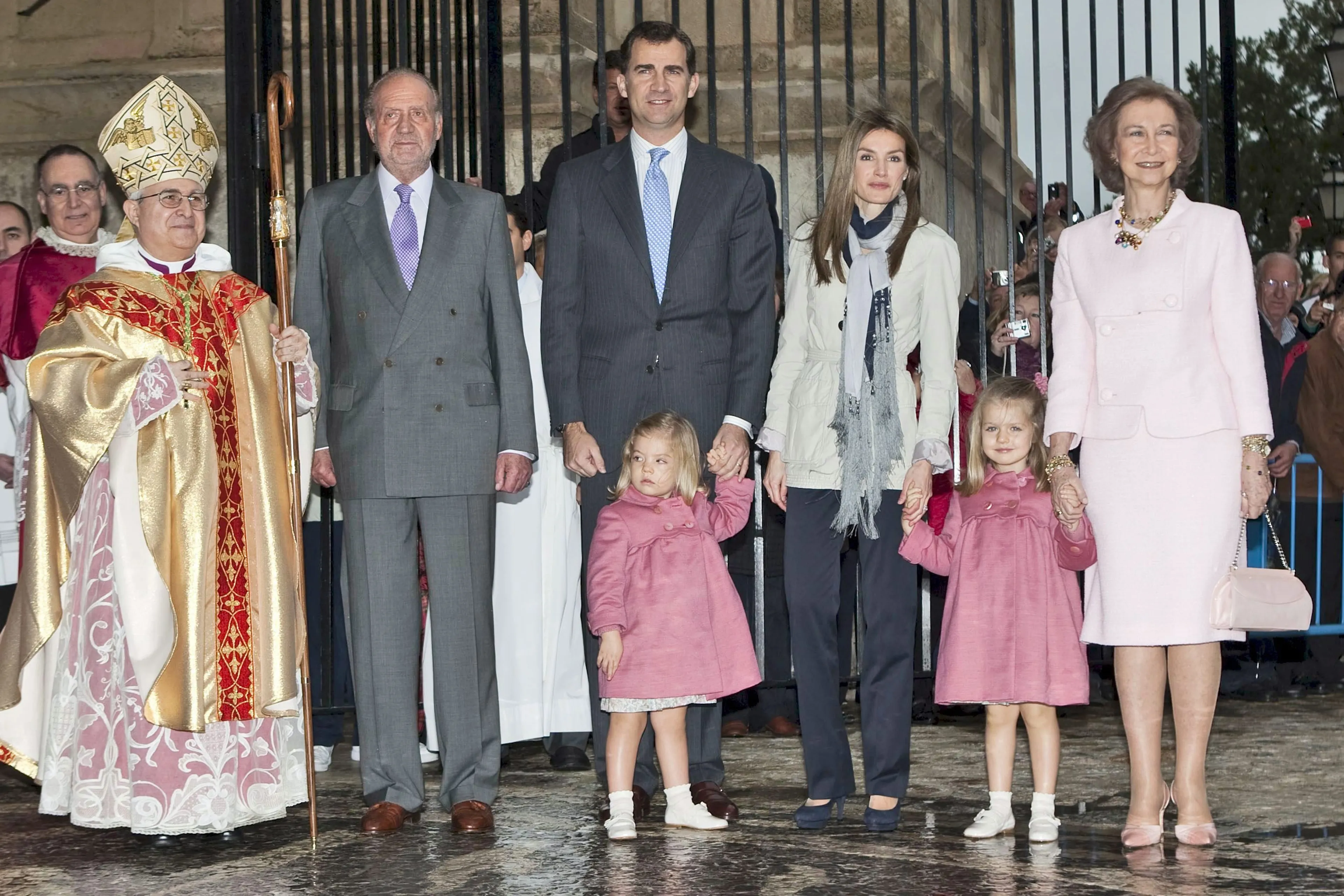 Ook toen de prinsessen nog klein waren gingen ze al naar de paasmis (2010).