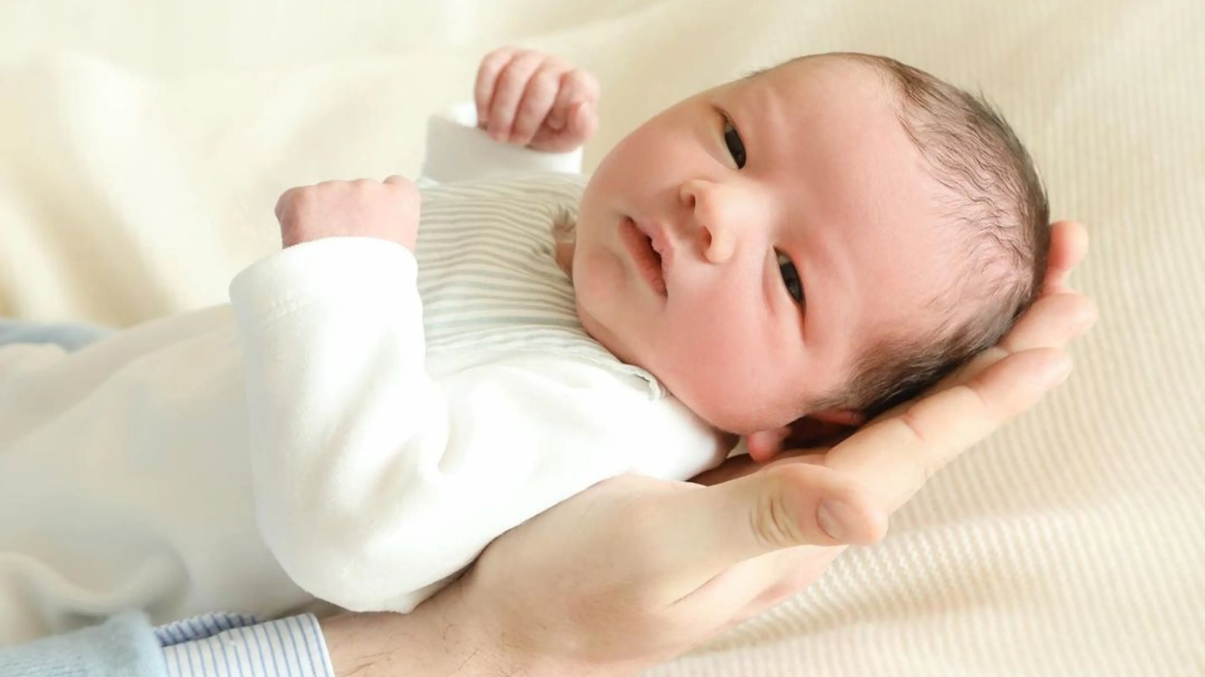 Schattig! Erfgroothertog Guillaume en erfgroothertogin Stéphanie samen op stap met baby François