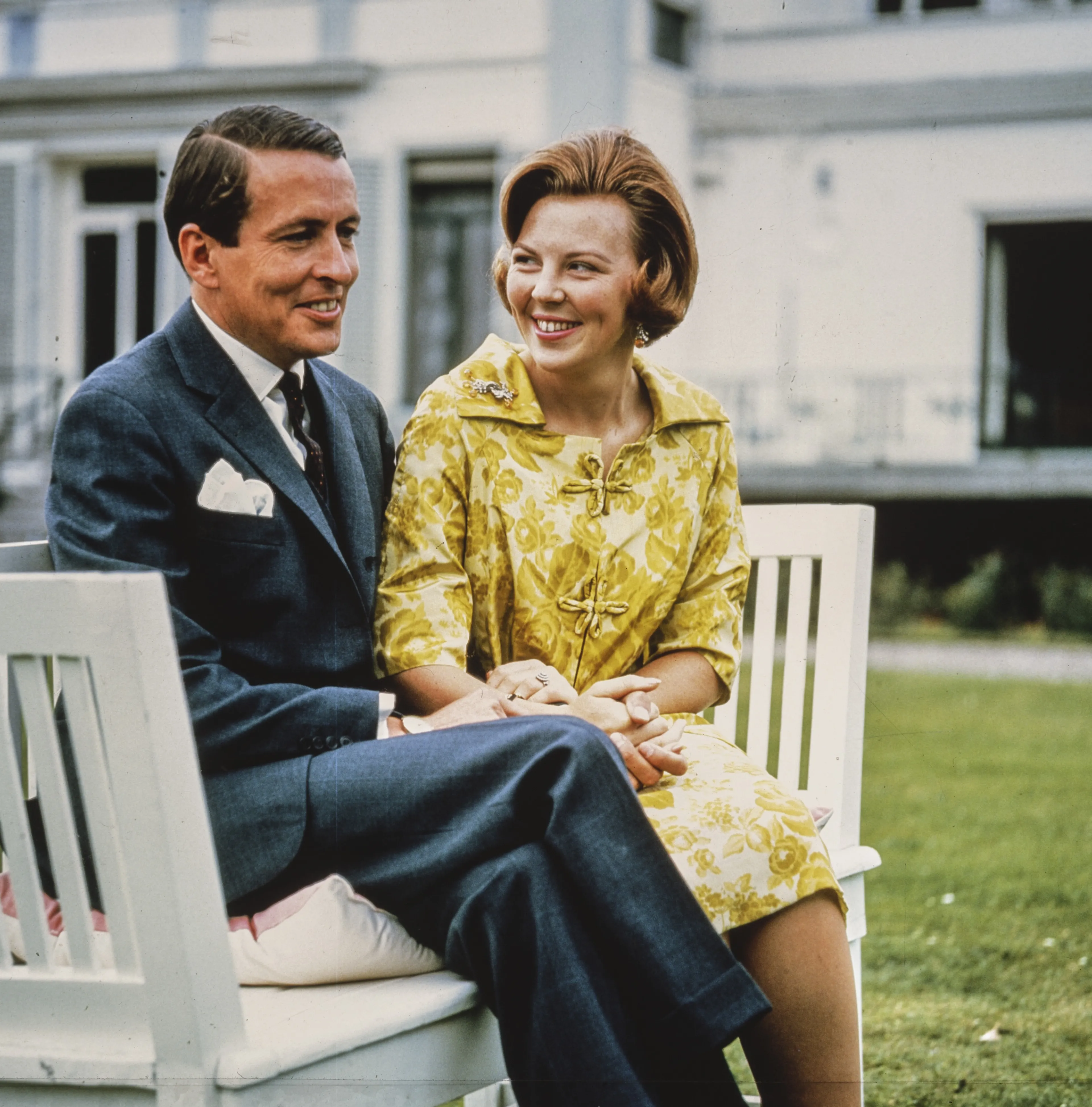 Deze liefdevolle blik van prinses Beatrix aan Claus bij de aankondiging van hun verloving in 1965 zegt al bijna genoeg.