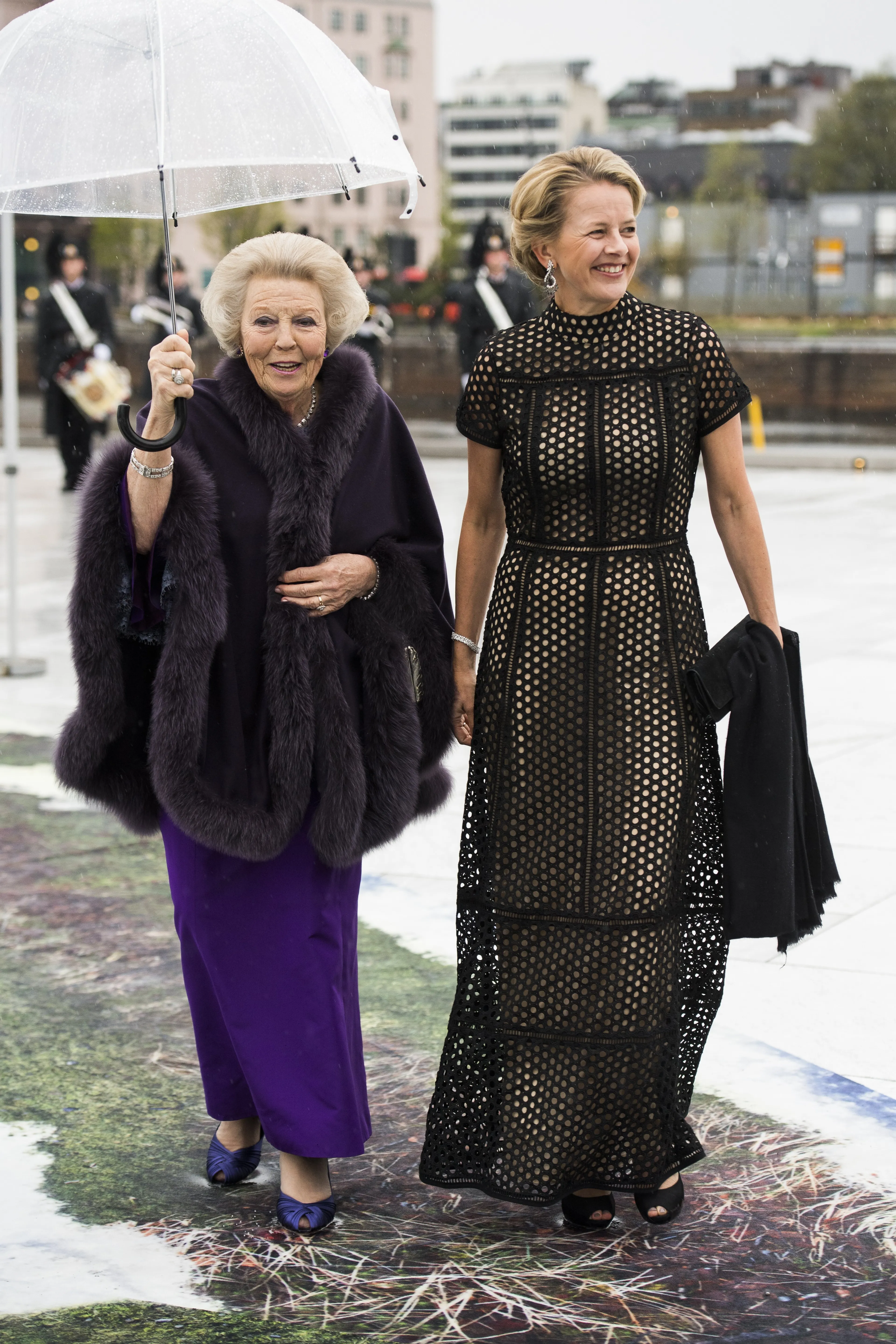 Onder moeders paraplu...voor de viering van de tachtigste verjaardagen van koning Harald en koningin Sonja van Noorwegen.