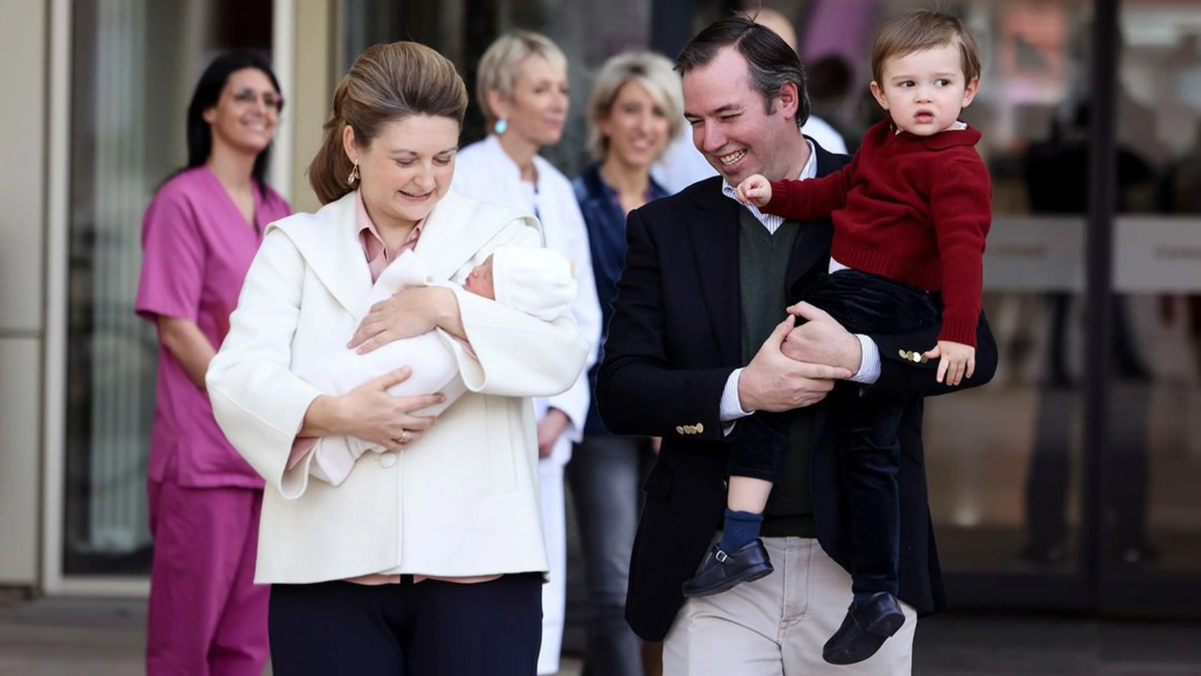 Erfgroothertogelijk paar verlaat ziekenhuis met pasgeboren François