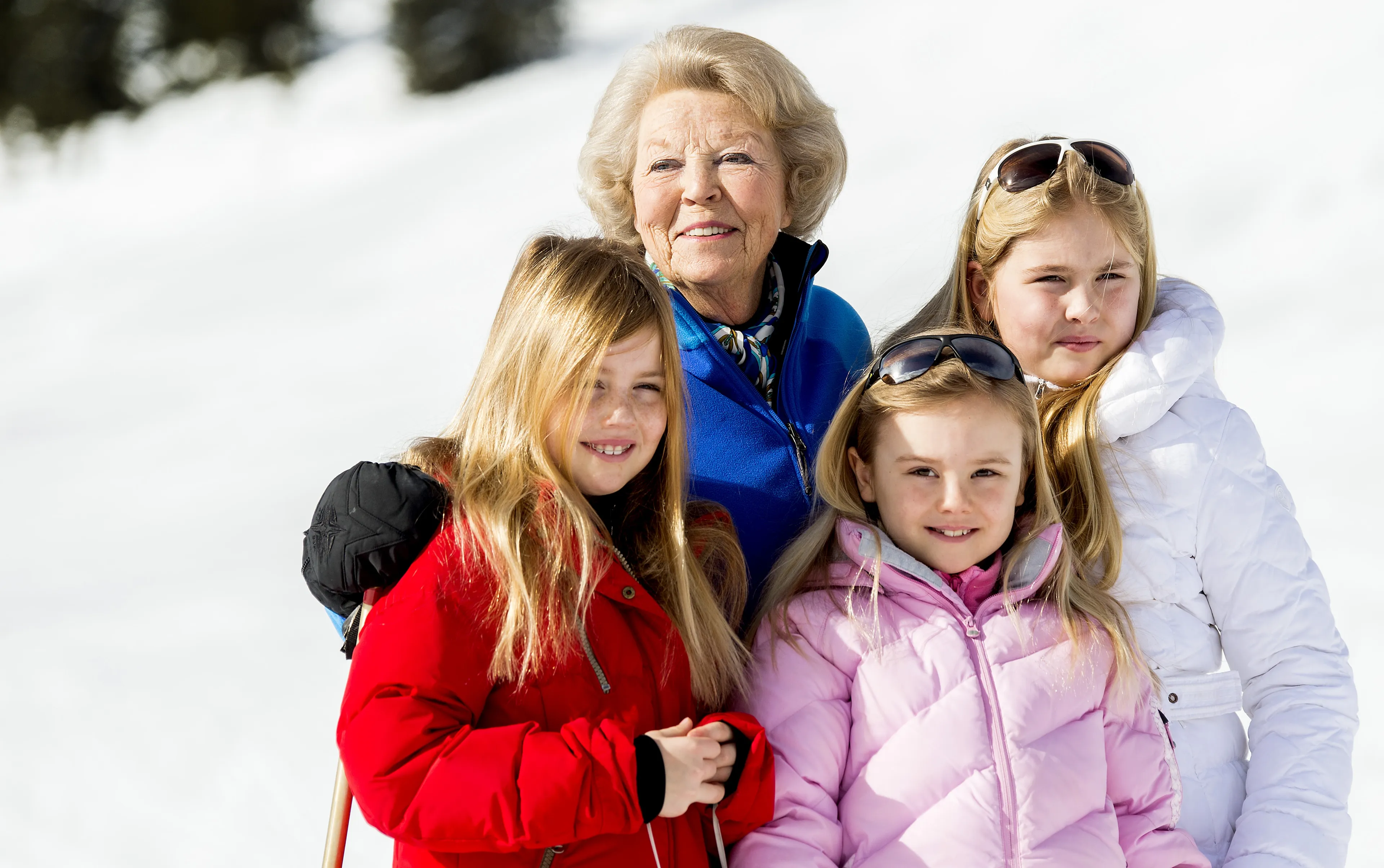 Beatrix met Amalia, Alexia en Ariane in Lech.
